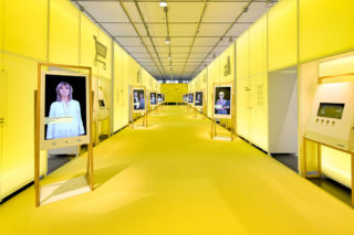 Rechts und links des zentralen gelben Spielparcours befinden sich zehn Ausstellungsbereiche, die Hintergrundinformationen liefern.