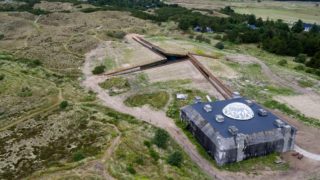 Das neue Tirpitz Museum versteckt sich nahezu unsichtbar unter den Dünen und bildet einen Kontrast zum Bunker.