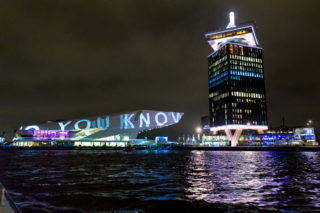 Bis Anfang Februar sind die Fassadenprojektionen auf dem Eye Museum in Amsterdam zu sehen. Hier die Installation von Geert Mul.