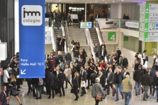 Tausende Besucher informieren sich aktuell auf der imm cologne über die Möbel- und Designtrends 2018.