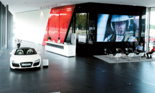 Die große Monitorwand wird mittels der eigens produzierten Digital Signage Software „Audi Multi Media System Octopus“ in 3D und 4K Auflösung bespielt.