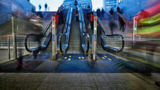 Rolltreppen im Züricher Hauptbahnhof mit Bodendisplays