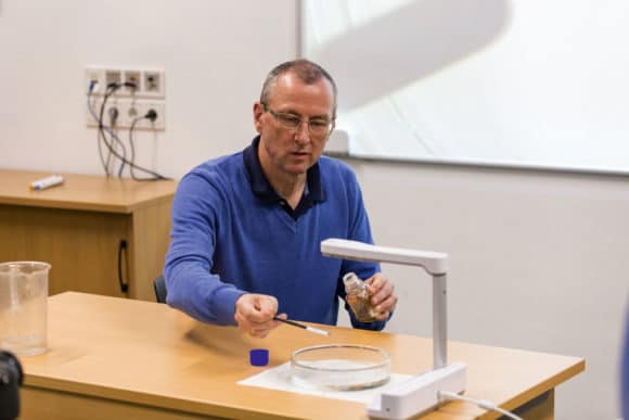Michael Hilpert während eines Chemie-Experiments im Klassenzimmer