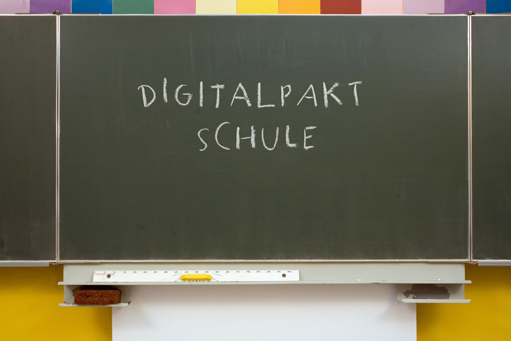 DigitalPakt Schule als Schriftzug auf einer Kreidetafel
