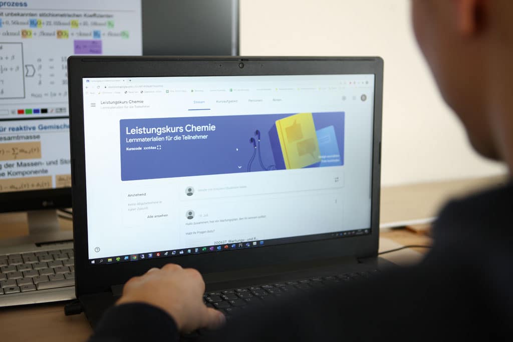 nternet-Lernplattform Google Classroom auf Laptop