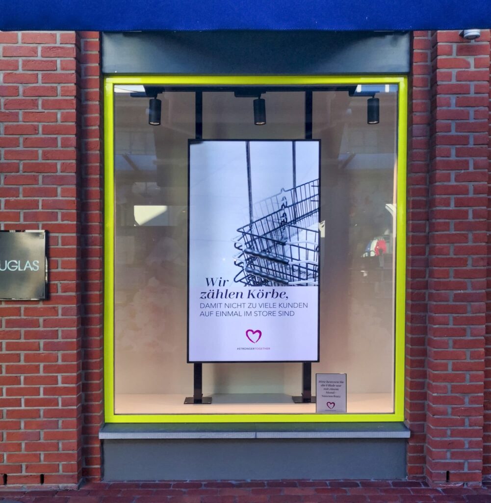 Digital-Signage-Stele mit Corona-Einlasshinweisen im Outlet Center Ingolstadt Village