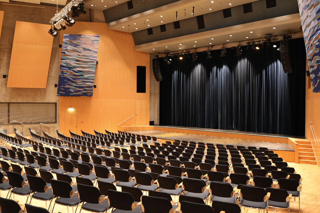 Großer bestuhlter Saal der Stadthalle Tuttlingen mit Blick auf die Bühne