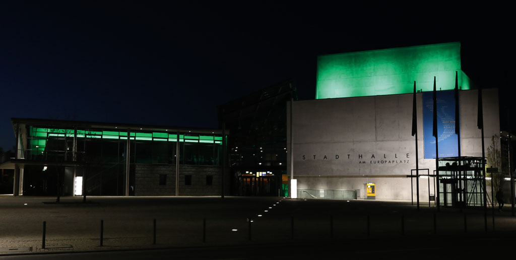 RGB-Beleuchtung der Stadthalle Tuttlingen bei Nacht; hier testweise grün