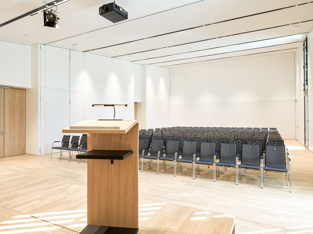 Tauberphilharmonie kleiner Saal bestuhlt mit Bose-Deckenlautsprecher MA12 und MB12 