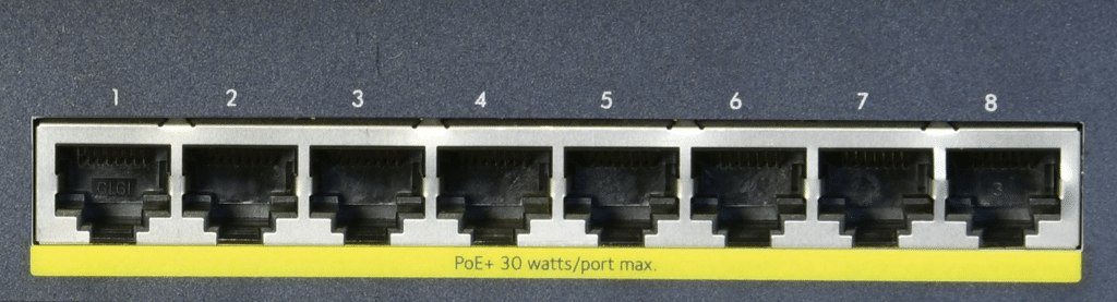 Netzwerkanschlüsse eines PoE+-Switches mit acht Anschlüssen