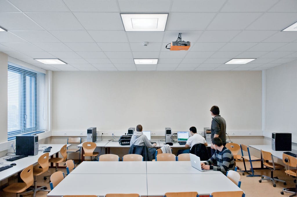 Höhere Technische Lehranstalt TGM Wien mit flächige LED-Deckenleuchten im Seminarraum