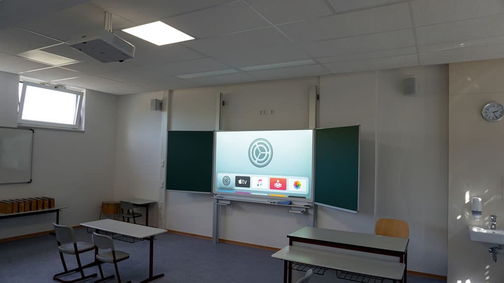 Epson Projektor sowie iPad inklusive Apple-TV in Klassenzimmer