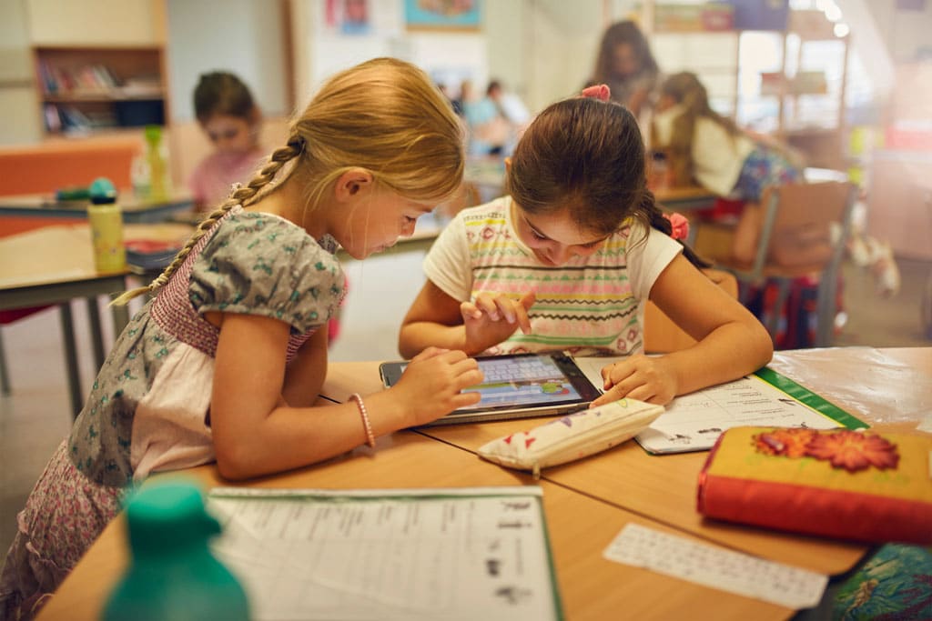 Kinder mit iPad in der Schule
