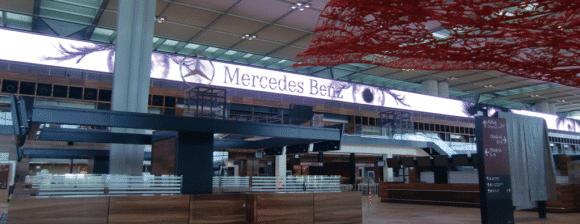 LED-Anzeige-Wall im Flughafen BER