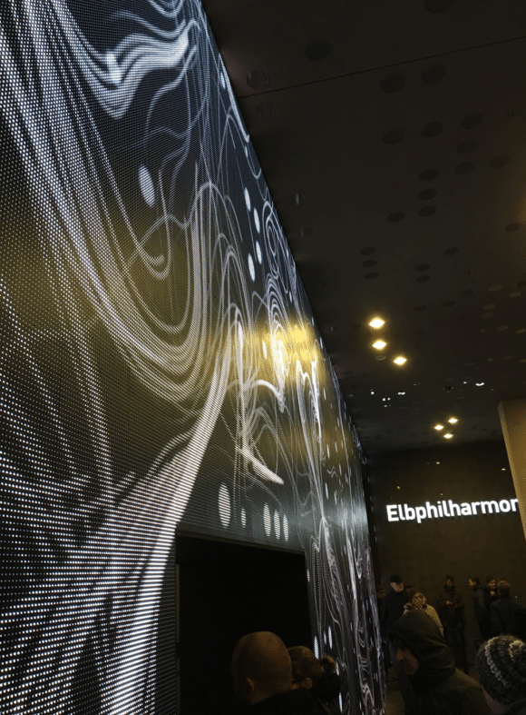 LED-Stripes im Eingangsbereich der Elbphilharmonie