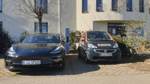 elektrischer Fuhrpark von Lightlife mit Smart und Tesla Model 3