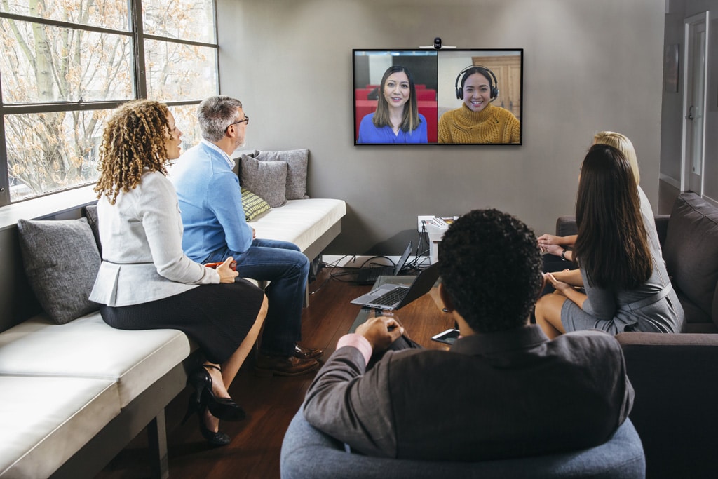 Menschen in einer hybriden Videokonferenz