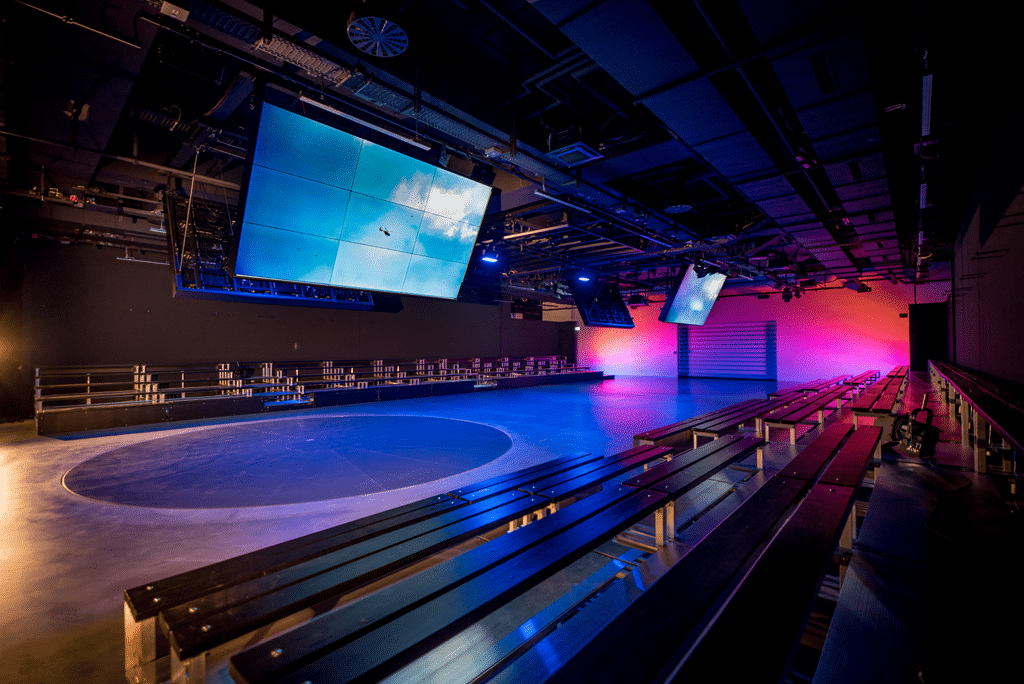 Großes Plenum mit Tribünen im Audi Gebäude