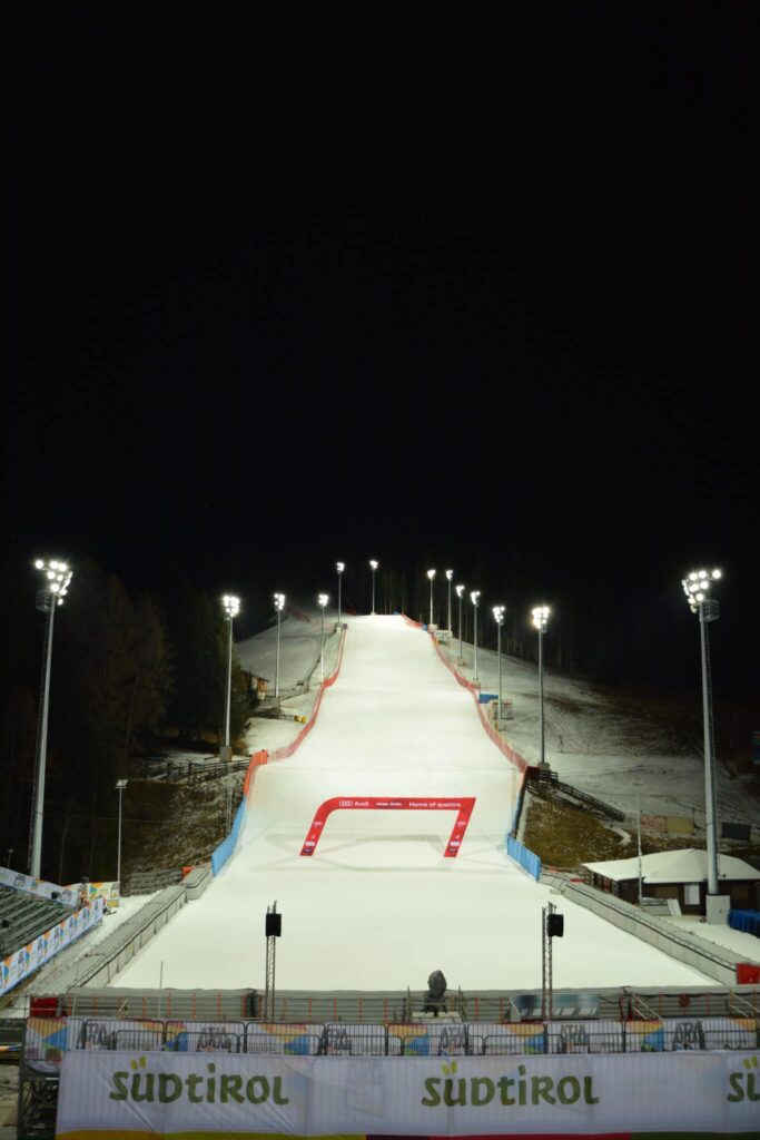 Beleuchtung Gran-Risa-Piste in der Skiregion Alta Badia in den Dolomiten