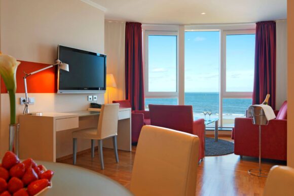 Strandhotelzimmer mit PPDS Philips-Fernseher