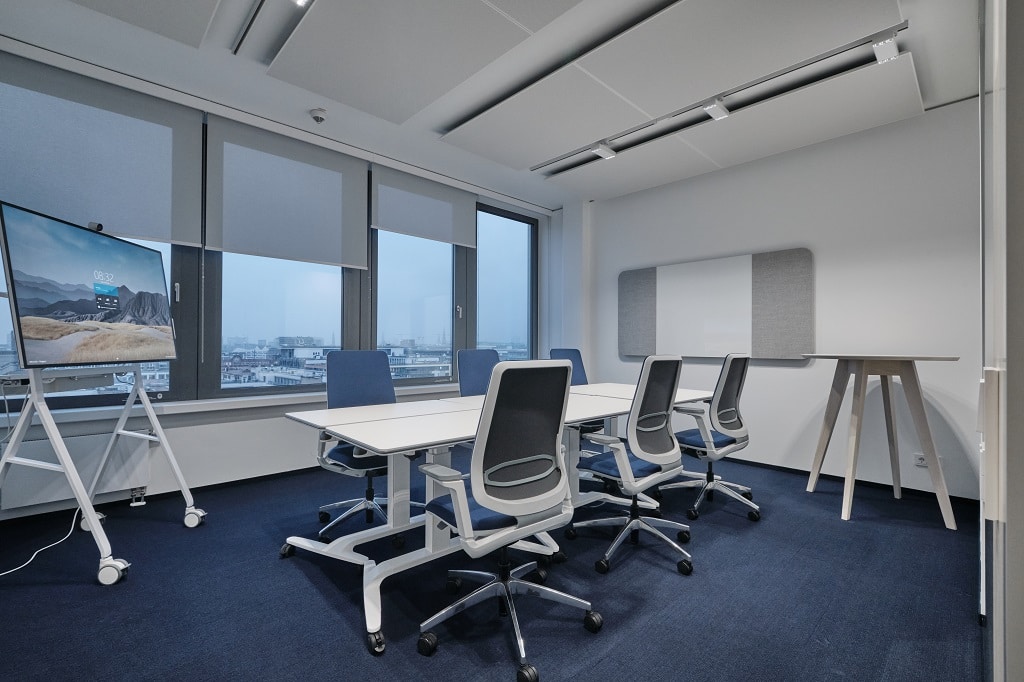 Meetingraum mit Microsoft Surface Hubs 2S als Collaboration-Plattform