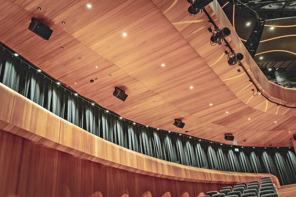 Cavatina Hall Hauptsaal mit Fokus auf die verbauten Lautsprecher