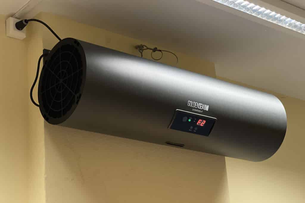 Eingehängter UV-C-Luftfilter an der Wand