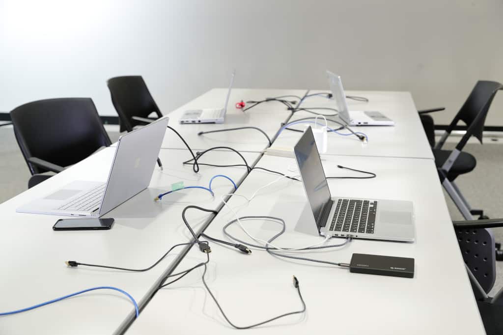 Konferenzraum ohne PressIT mit Kabeln