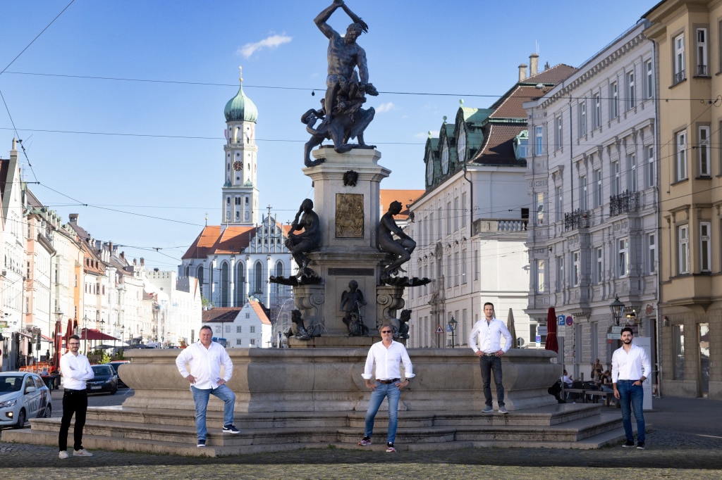 ZeeVee-Team vor dem Herkulesbrunnen in Augsburg