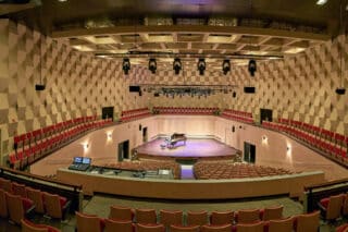 Konzerthaus de Doelen Rotterdam: Bündiger 44S-Einbau mit Backbox in der Bühnenkante für das Nahfeld mit nicht gedrehtem Horn, das Frontgitter gibt es auch farbig oder in Custom-Versionen