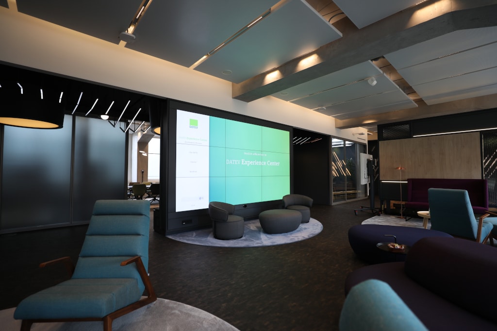 3×3 Powerwall in der Lounge des DATEV Experience Center