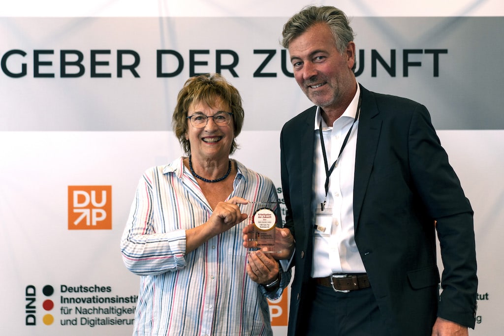 Schirmherrin Brigitte Zypries, Bundeswirtschaftsministerin a. D., überreicht C4B-Vorstand Stephan Krä die Auszeichnung „Arbeitgeber der Zukunft“