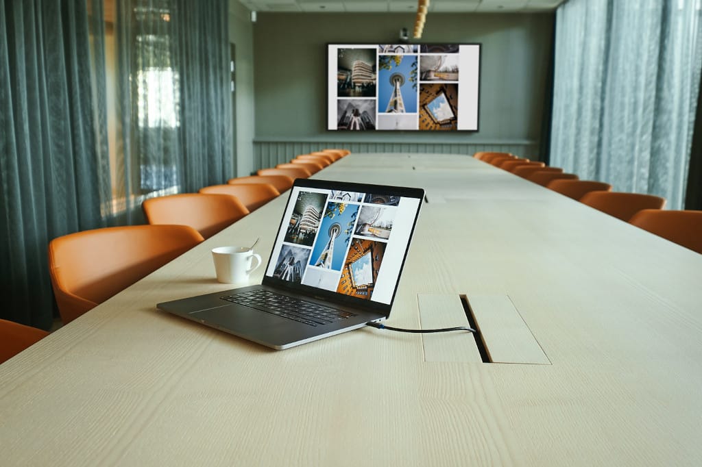 Konferenzraum mit Laptop und Display