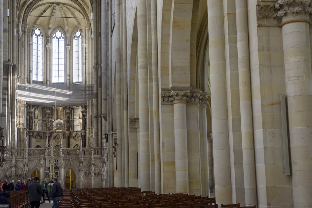 Signal, Steuerdaten und Stromversorgung in engen Kanälen im Magdeburger Dom