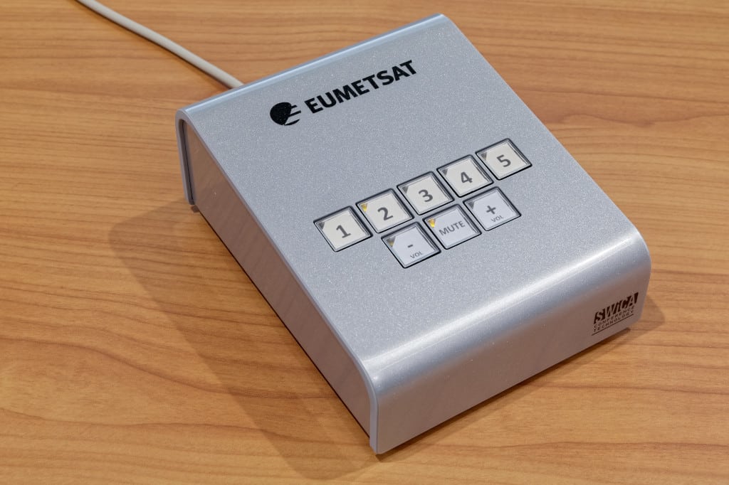 Umschaltbox (Keypad), die per integriertem Bus-Koppler an eine AMX-Mediensteuerung angebunden ist