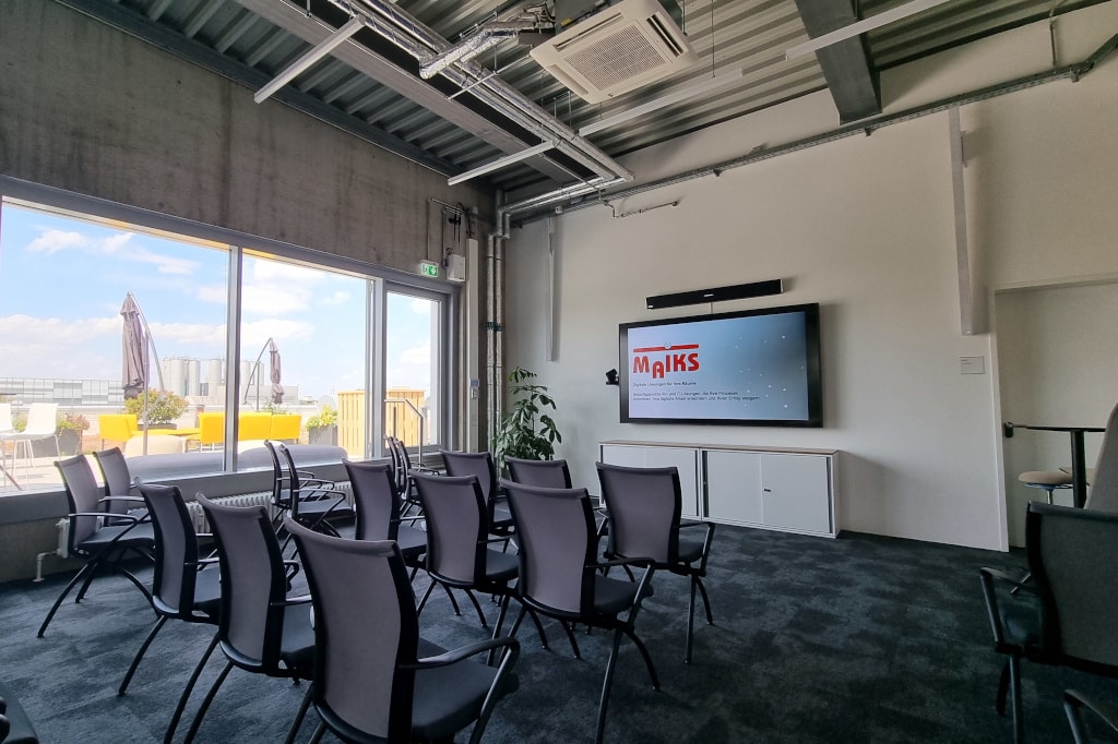 Konferenzraum im Cubex One mit Audac Kyra-Zeilenlautsprechern ausgestattet