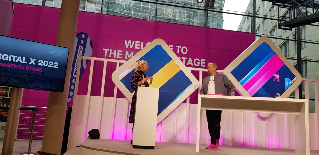 Moderatorin Alexandra von Lingen im Talk mit Peter Arbitter von der Deutschen Telekom auf der Magenta Stage der Digital X 2022