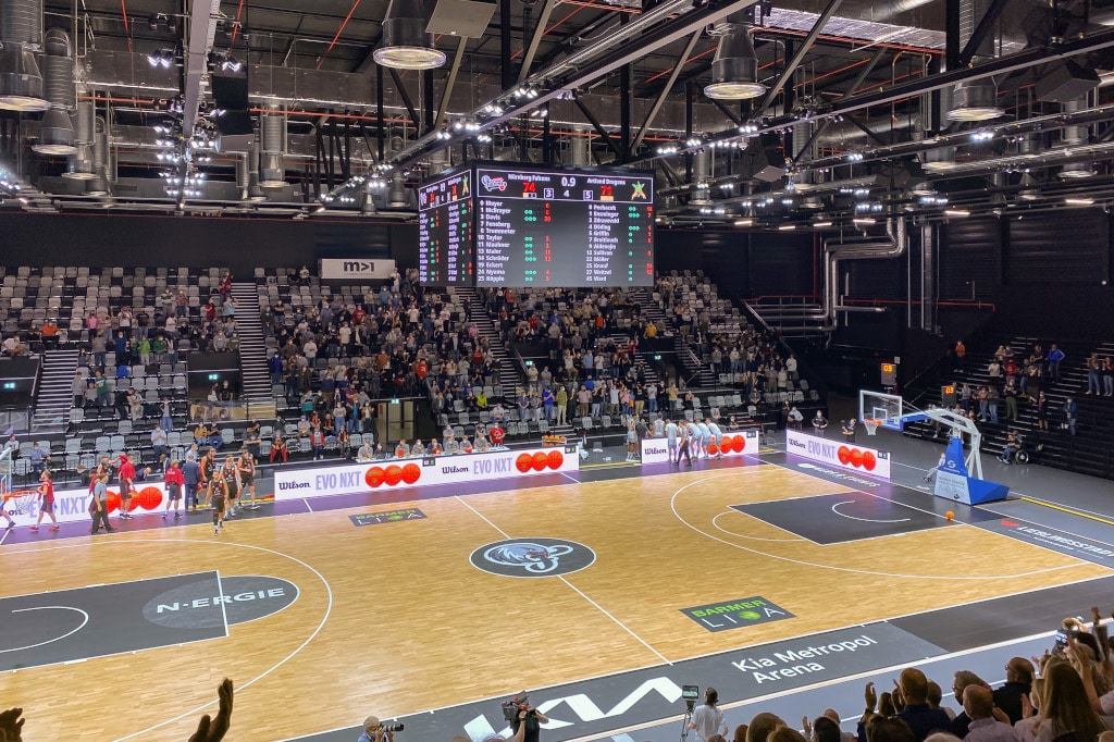 Kia Metropol Arena Nürnberg von innen mit Blick auf das Basketball-Spielfeld