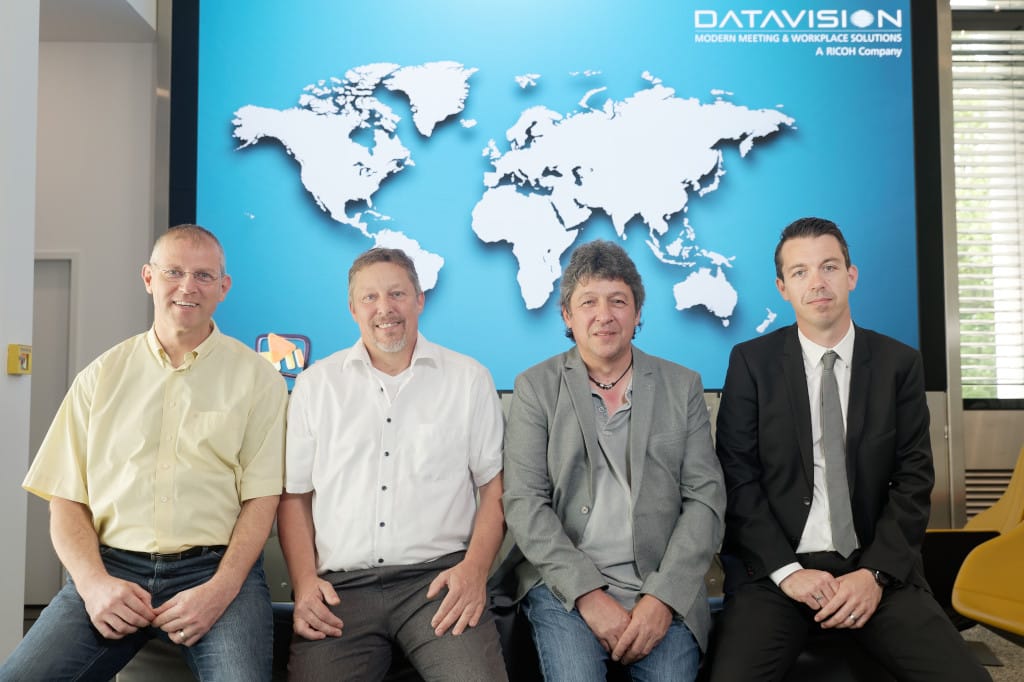 Gruppenfoto der Projektbeteiligten mit Robert Rickert (Datavision), Lutz Wagner (Datavision), Michael Hermann (BPSG) und Manuel Krimmer (Syscomtec)
