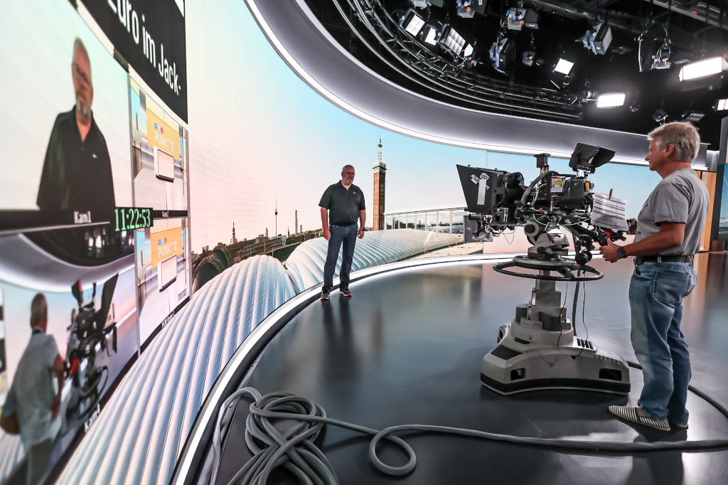 Curved-LED-Videowall im RTL Nachrichtenstudio
