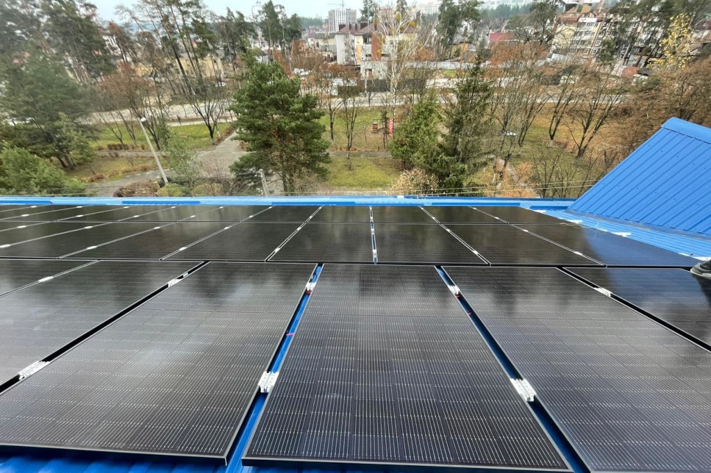 Photovoltaikanlage auf einem Schuldach in der Ukraine