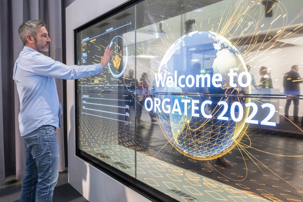 Display mit Welcome-to-Orgatec-2022-Aufschrift