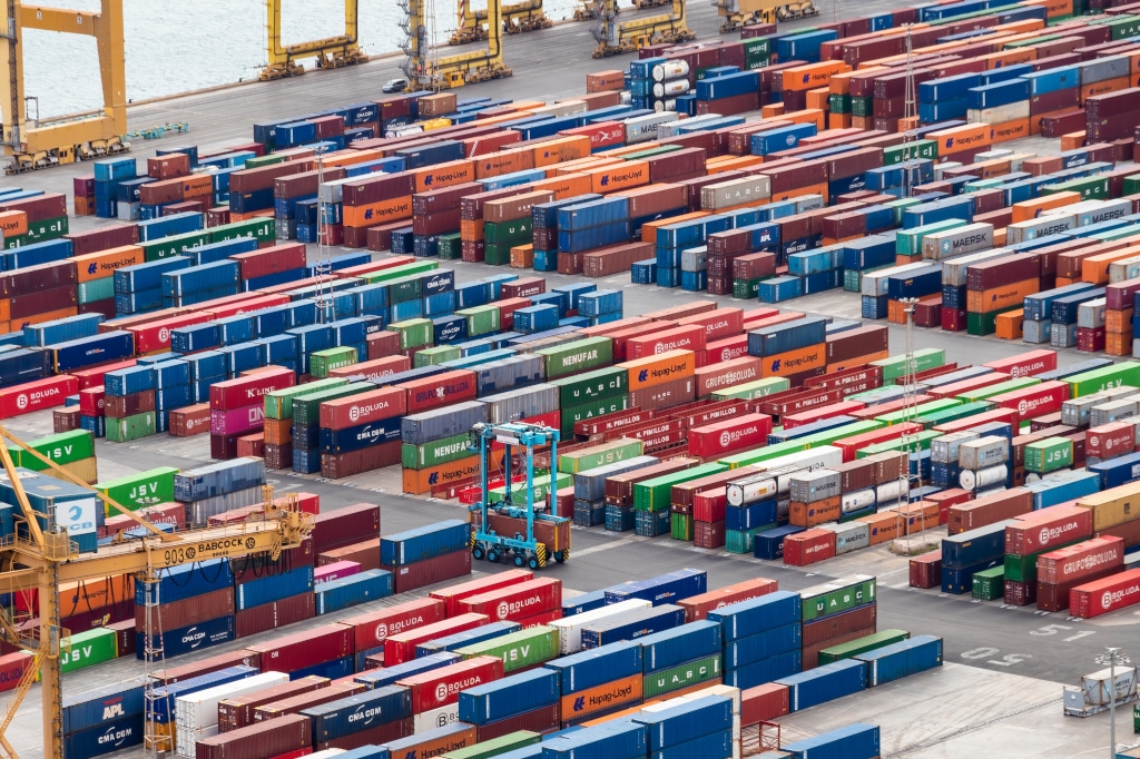 Halle voller Container in Spanien