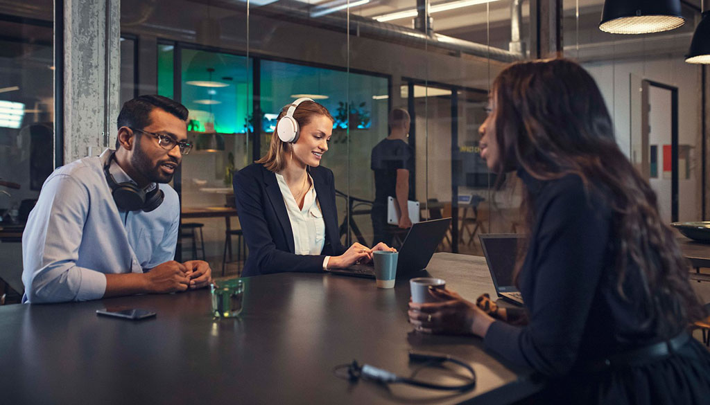 Person trägt EPOS Headset während Arbeit