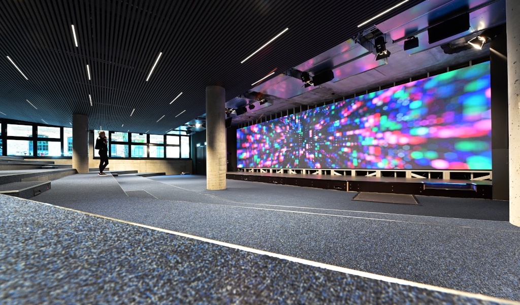 Auditorium des Contentful Workspaces mit zehn Meter breiter LED-Wand