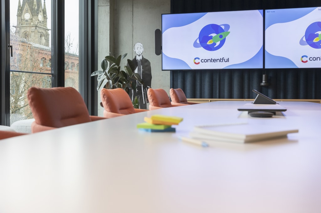 Meeting-Raum im Contentful Workspace mit zwei 4K-Displays