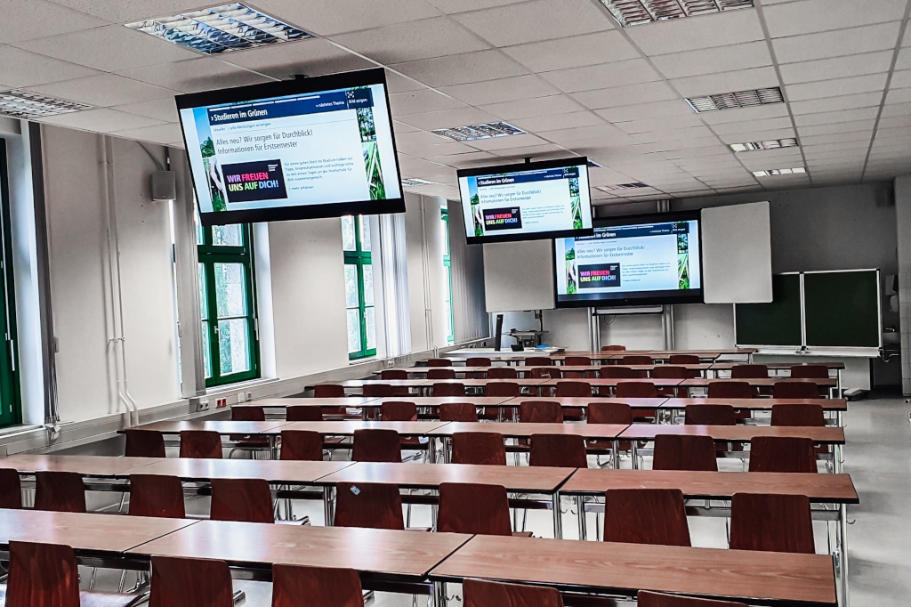 Großer Seminarraum in der Hochschule Magdeburg Stendal mit Displays