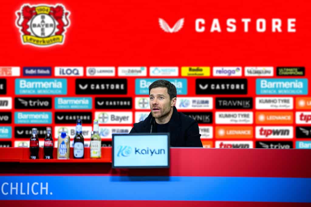 Pressekonferenz vom 25. Januar 2023 in der BayArena mit Innlights InnScreen S1 LED Screen im Hintergrund