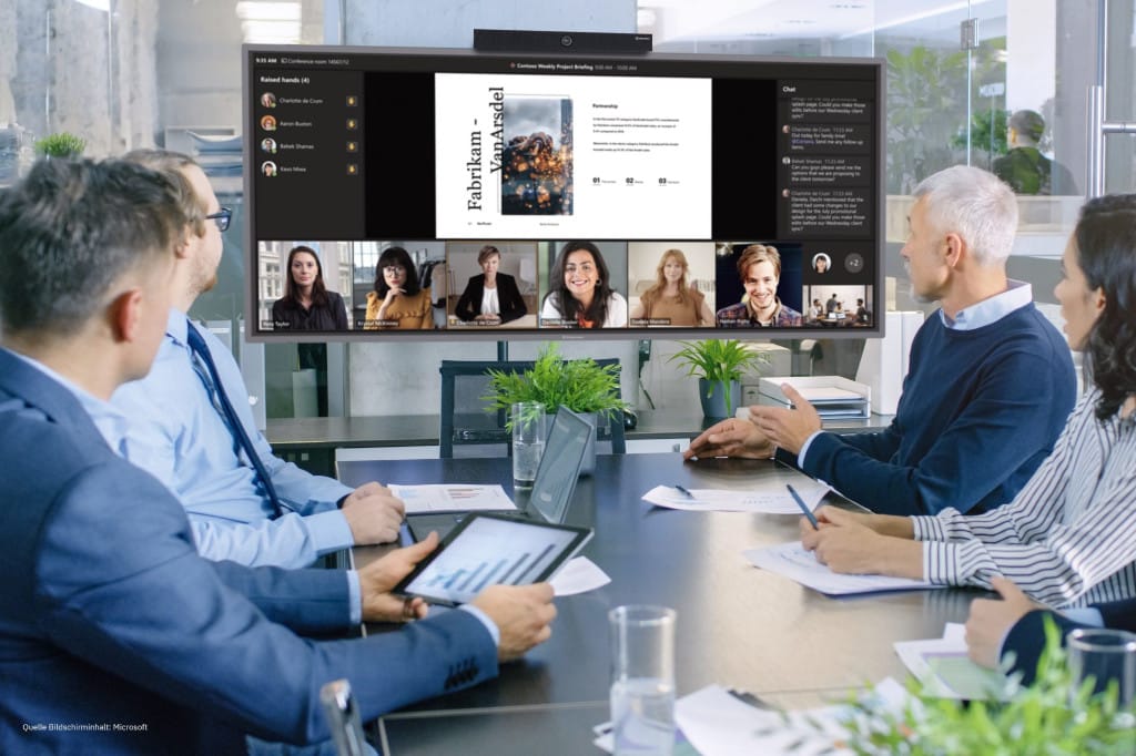 Kindermann TD-30105-UW-Touchdisplay in Konferenz mit Microsoft Teams Rooms und der Funktion Front Row