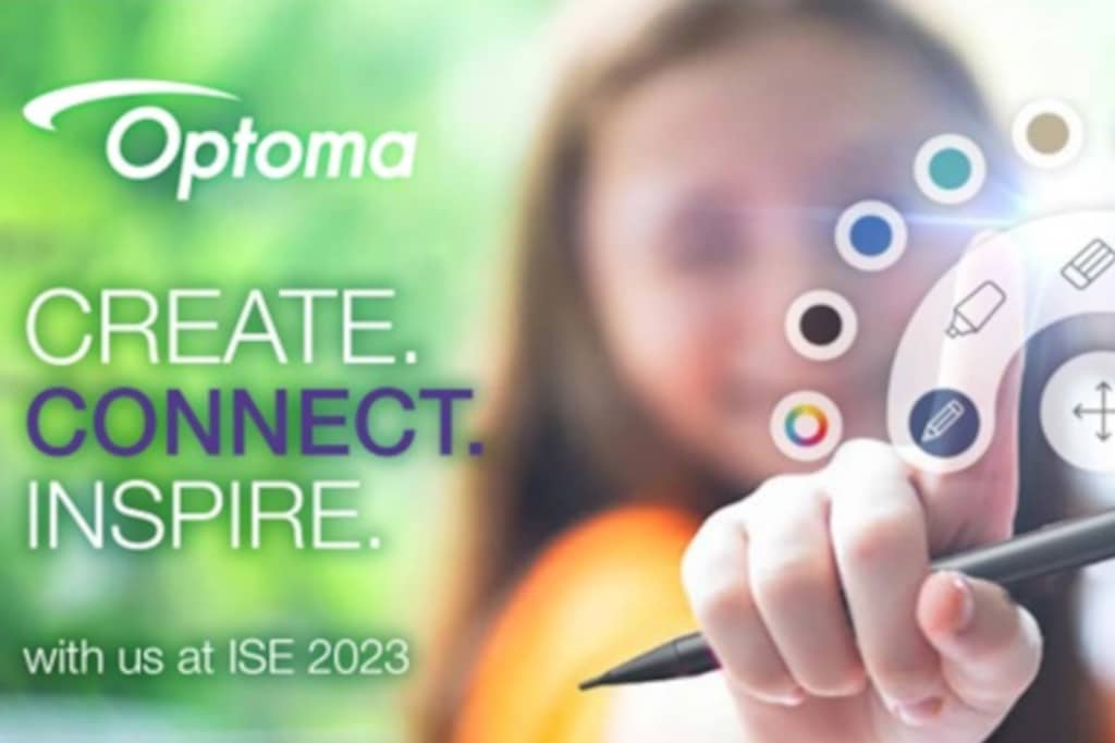 Optoma-ISE-2023-Banner mit Person, die Stift in Kamera hält